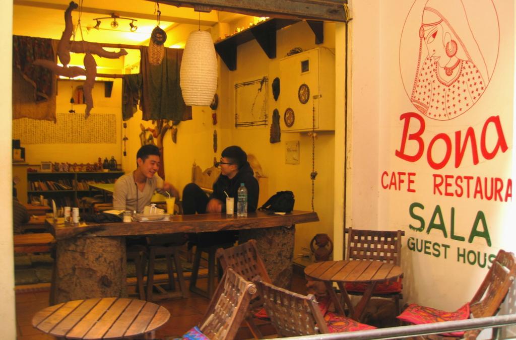 Bona Cafe Restaurant & Sala Guest House Varanasi Exteriör bild